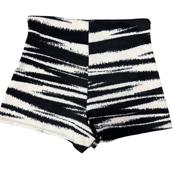 Black-and-white mini short size small. High waist. - Picture 2 of 5